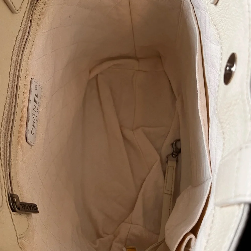 Chanel Cream Tote Bag with Textured Canvas and Iconic CC Logo - Picture 10 of 16